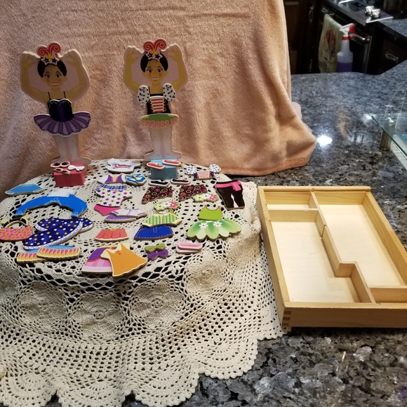 EUC 54 pcs. 2 magnetic dress dolls - Picture 5 of 13